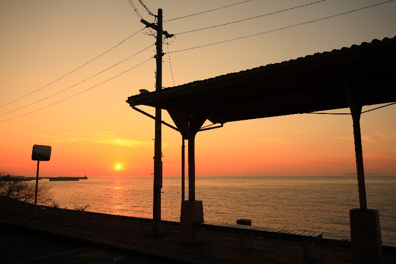 下灘駅で夕日の絶景体験！日の入り時間や駐車場情報を徹底解説！ - amAtavi