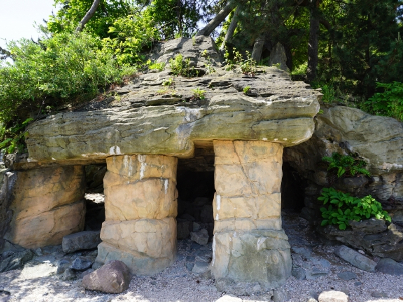 義経岩画像