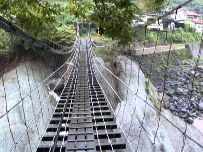 神奈川の秘境に吊り橋を渡りに行く 富士山も桜も楽しめるそこは山北町 Amatavi