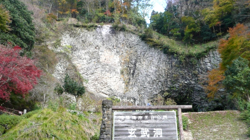 玄武洞正面画像